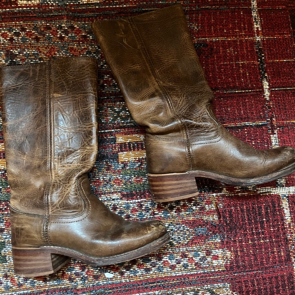 Super Cute Slightly Worn FRYE Boot